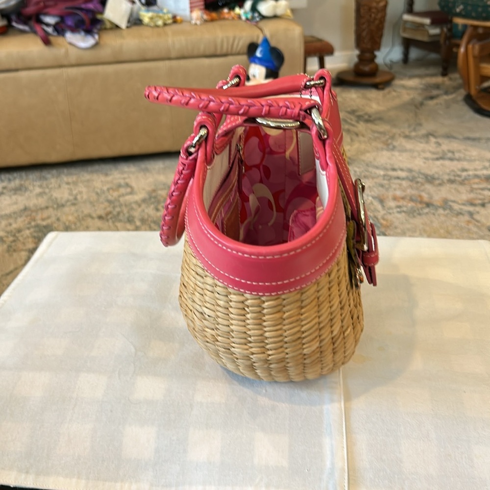 Coach, straw and pink leather handled bag with snap closure pink lining - Picture 4 of 9